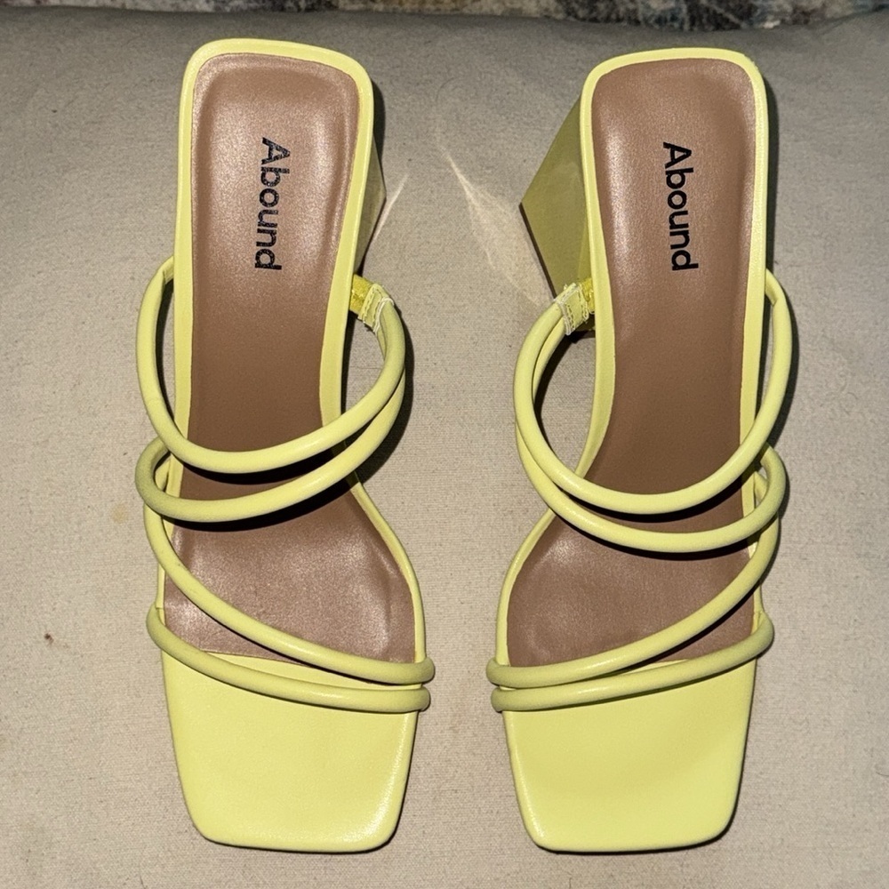 Abound Austyn Yellow Canary slip on Strappy Chunky heels Sandals Sz 9.5M new